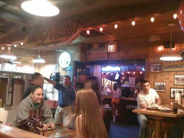 Hooters