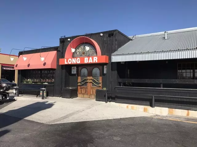Billy’s Long Bar
