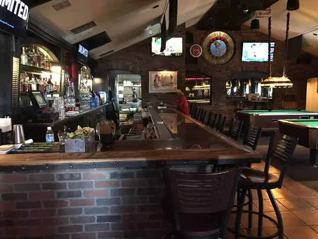 Billy’s Long Bar