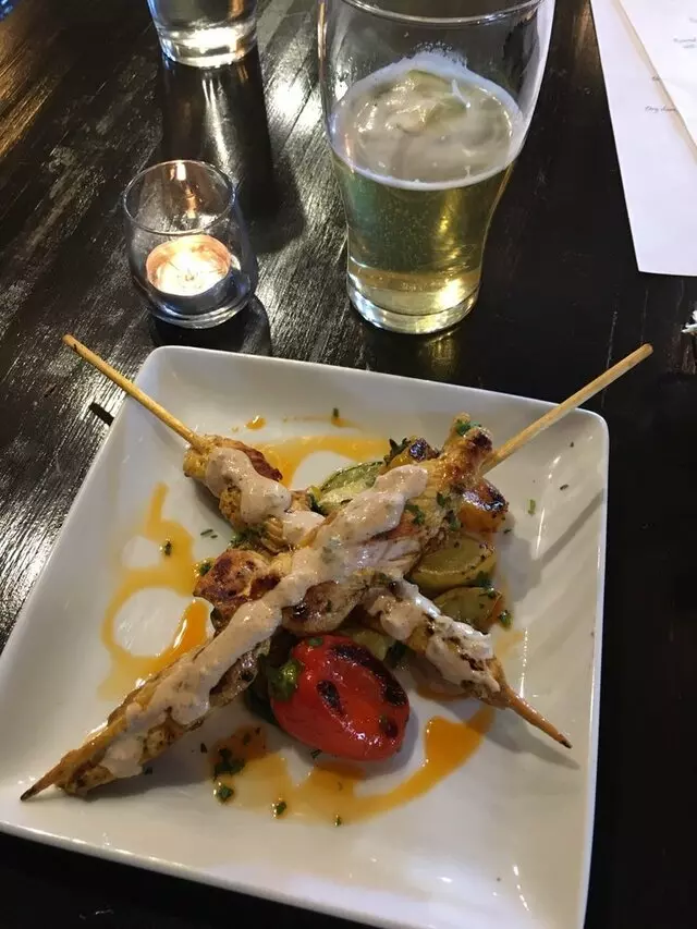 Debajo Tapas Y Vino