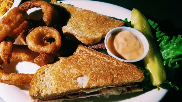 Louie’s Pub & Grill
