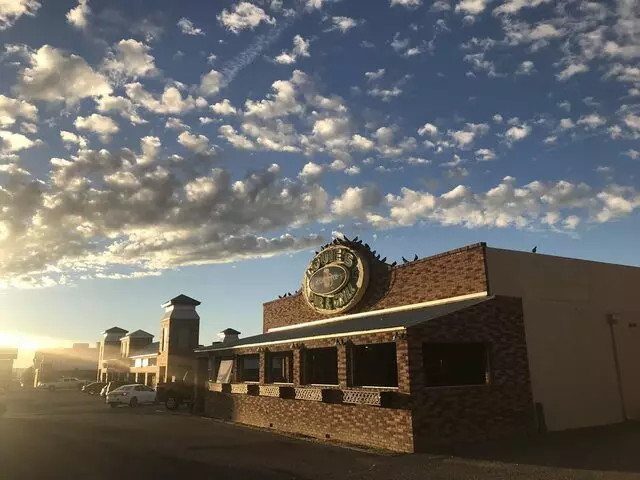 Louie’s Pub & Grill
