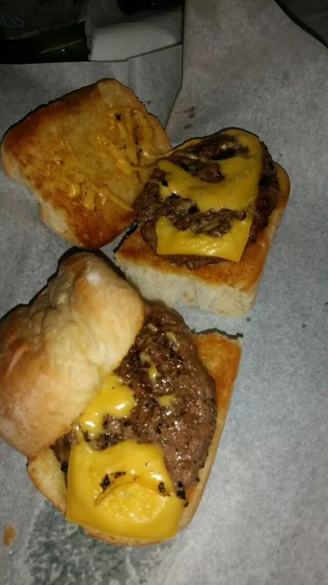 Louie’s Pub & Grill