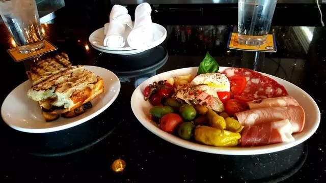 Farina Alto Pizzeria & Wine Bar