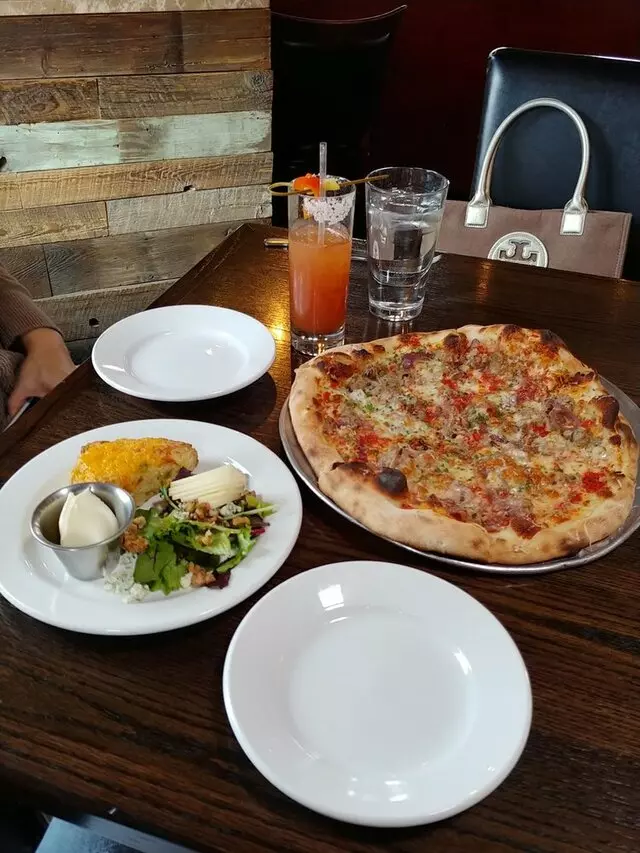 Farina Alto Pizzeria & Wine Bar