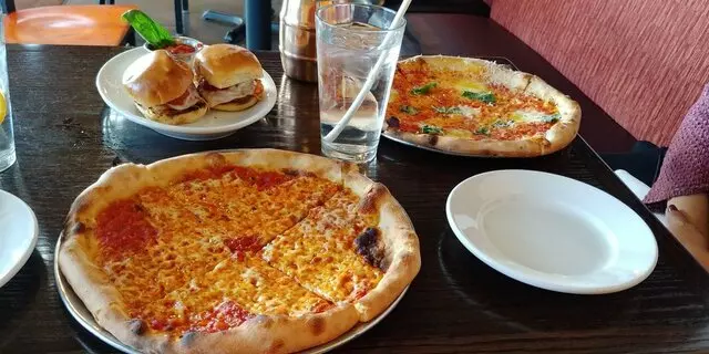 Farina Alto Pizzeria & Wine Bar